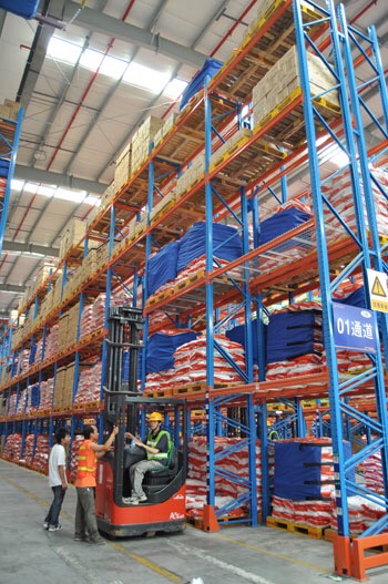 Automated Radio Shuttle Rack High Density Warehouse Storage System 2 Way Pallet Racking FIFO LIFO for Boxed Goods