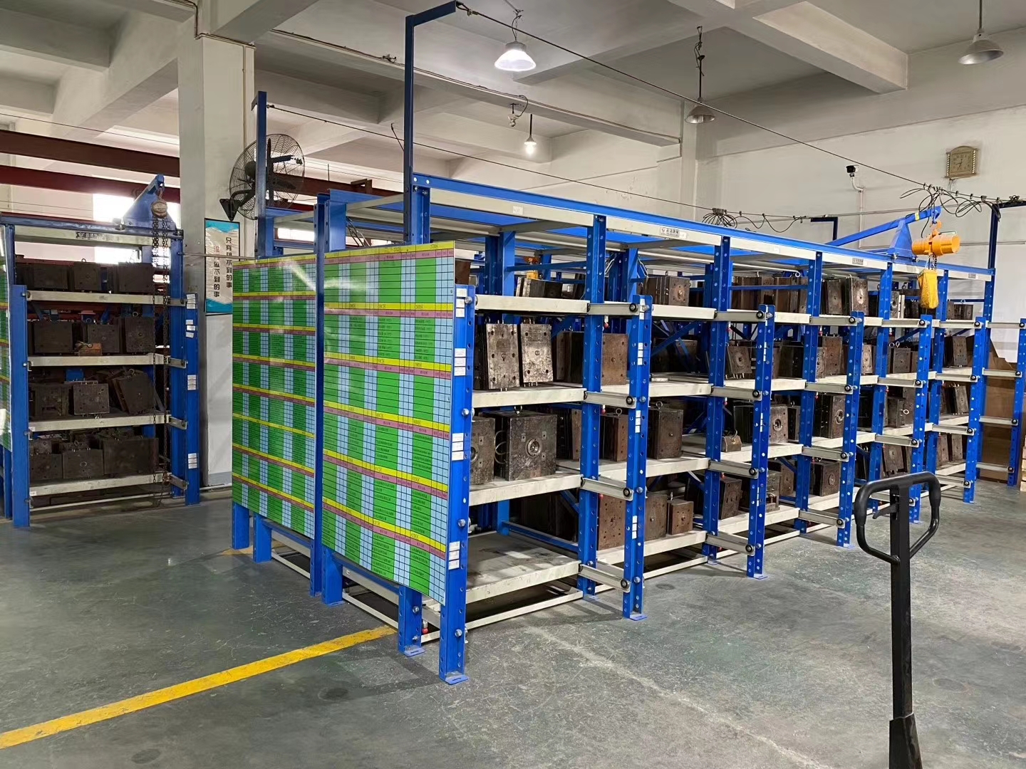 Our Pallet Pull-Out Units Let Your Teams Move Pallets Back and Forth Like Drawers, Even with a Full Load up to 1000kg.